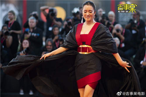 威尼斯电影节上巩俐女皇装亮相 气场全开